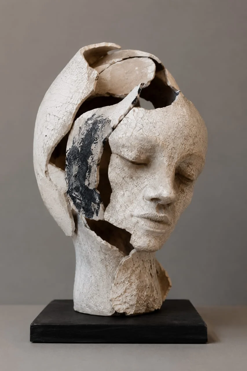 Silence — sculpture by Chrysa Lampiri